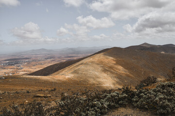 Suchy krajobraz na Fuerteventurze, widok z punktu widokowego Mirador de Morro Velosa