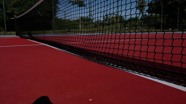 bolas de tenis golpeando contra la red