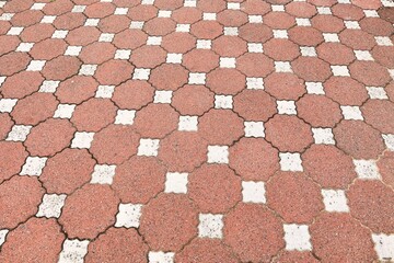 一定のパターンで並べられた四角いレンガの歩道