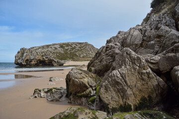 Paisaje de playa con roca en Asturias
