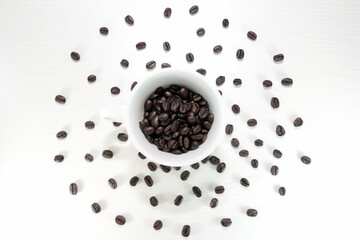 Fototapeta na wymiar 中央のコーヒーカップとコーヒー豆