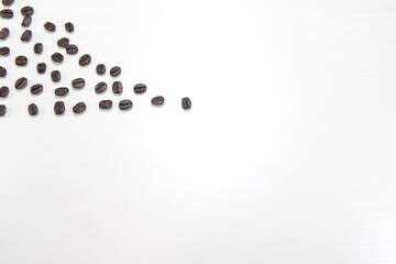 左上から出てきたコーヒー豆と白背景