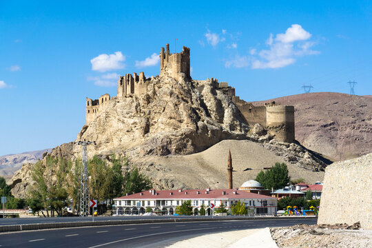 ancient castle in the mountains, Hosap Castle