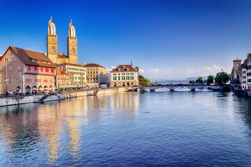 Altstadt von Zürich mit Limmat und Grossmünster, Schweiz