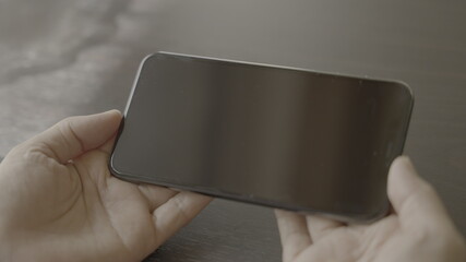 スマホを持つ手_画面横