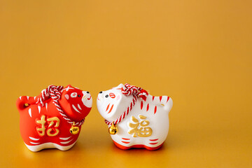 招福の虎の置物　日本や中国のお正月春節　年賀状　金背景