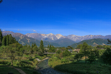 Fototapeta na wymiar 長野白馬村　大手公園からの北アルプス　白馬三山の絶景