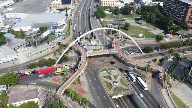 vista superior de drone avazando por la calle principal maximo gomez de la cuidad de santo domingo, transito ligero con autos en la espera de semaforo