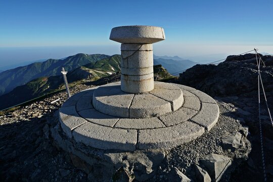 早朝の白馬岳山頂 避雷針