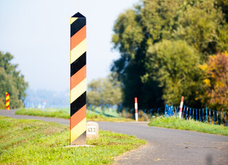 Deutsche Grenzpfähle im Oderbruch an der Staatsgrenze zu Polen
