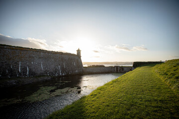 Coucher de soleil sur forteresse Vauban Normandie