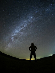 Fototapeta premium 天の川と人物