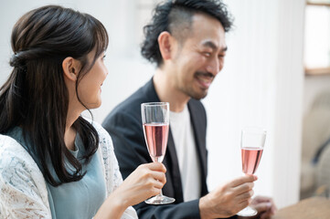 とても楽しいデートをしている若い美男美女のカップル3　顔なし アップ