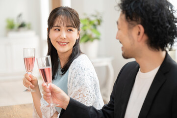 とても楽しいデートをしている若い美男美女のカップル　乾杯