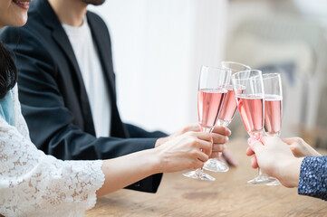 乾杯をするグラスの手元のアップ