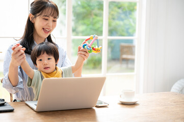リモートで在宅ワークをする働くママ  正面仕事ができない笑 3...