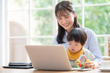 リモートで在宅ワークをする働くママ 正面 ...