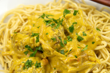 boulettes de viande sauce curry et lait de coco