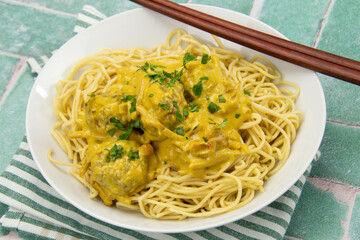 boulettes de viande sauce curry et lait de coco