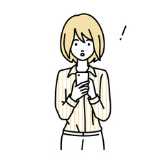 立ってスマートフォンを操作して何かに気づいて驚いたジャケットの女性