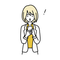 立ってスマートフォンを操作して何かに気づいて驚いたジャケットの女性