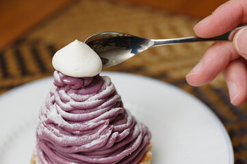 ケーキを食べる