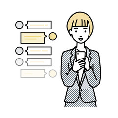 立ってスマートフォンで楽しくチャットで会話するスーツの女性