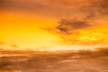 Der Himmel leuchtet beim Sonnenuntergang in intensivem Orange. Einige Wolken sind zu sehen.