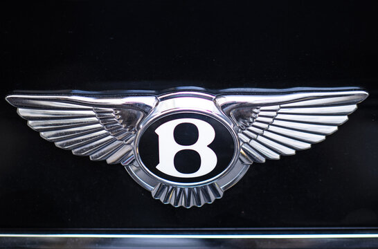 Logo of British Bentley, capital B with wings on black background