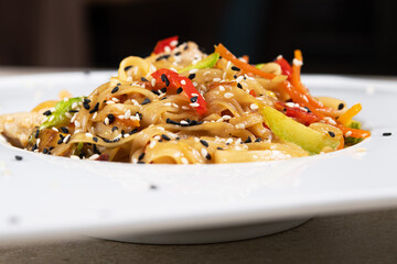 Pad thai dish with pepper, chicken, carrot