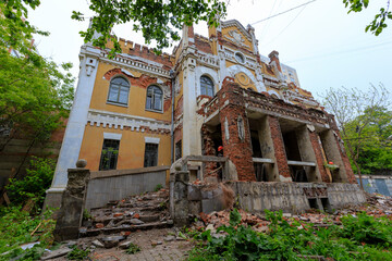Destruction of a historic building in Russia. The ruined mansion stands on a hillock in the center of the city. - obrazy, fototapety, plakaty