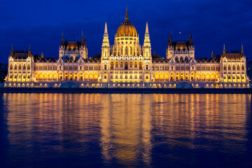 Fototapeta premium amazing architecture of hungarian parliament in Budapest at dusk, Hungary 