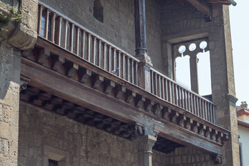 Obraz premium The facade of Palazzo Farnese in Viterbo,Italy.On the current Via San Lorenzo is quite characteristic, with its elegant wooden loggia supported by a high column, also in wood. 