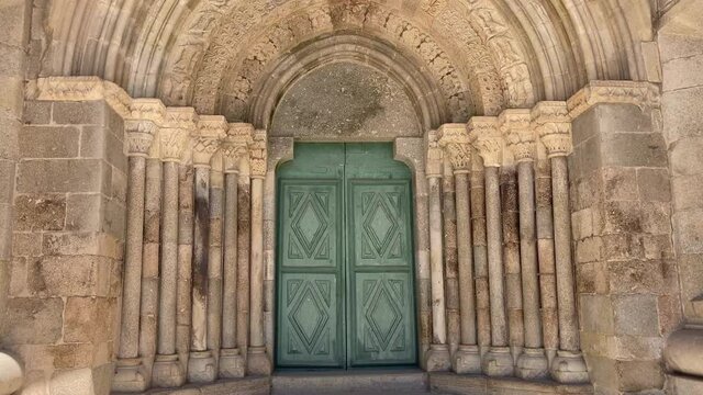 Mosteiro de Pombeiro, Felgueiras, Portugal, portal axial romanico, com cinco arquivoltas do s&eacute;c. XIII