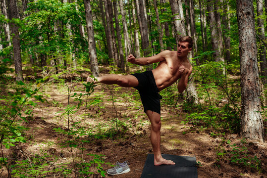 Portrait of a fitness man practicing outdoors