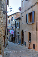 Fototapeta na wymiar Enge Gasse in der Altstadt von Volterra Toskana