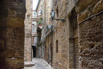 Enge Gasse mit Torbögen in der Altstadt von Volterra Toskana