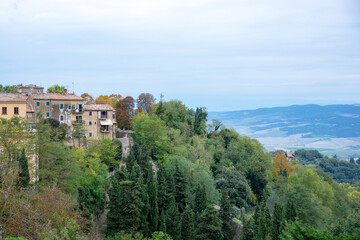 Fototapeta na wymiar Stadtrand von Volterra mit Blick auf Tal der Cecina in der Toskana