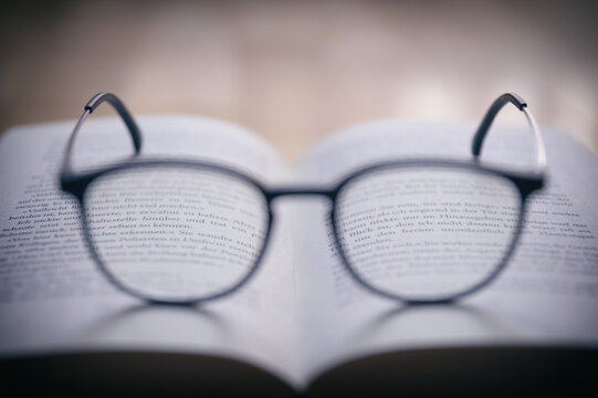 Brille liegt auf Buch
