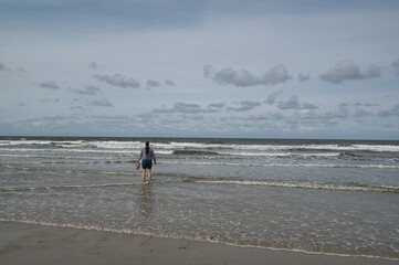 einsame Person im Meer am Strand von Juist