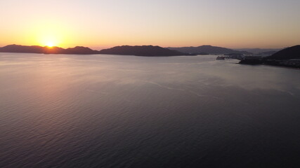 ドローン動画　山口県光市虹ヶ浜海水浴場の夕日　下松市笠戸島に沈む太陽