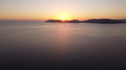 ドローン動画　山口県光市虹ヶ浜海水浴場の夕日　下松市笠戸島に沈む太陽