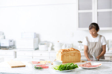 Obraz na płótnie Canvas キッチン風景、サンドウィッチを作る、食パン