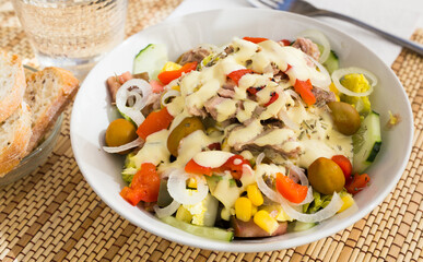 mediterranean vegetable salad with tuna