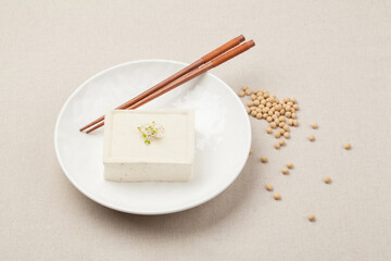 콩,건강식품,곡식,노란콩,누끼,단백질,대두,두부,메주콩,사람없음,슈퍼푸드,스튜디오,식기류,신선,실내,오브젝트,웰빙,유기농,음식,음식재료,접시,준비,컨셉,콩