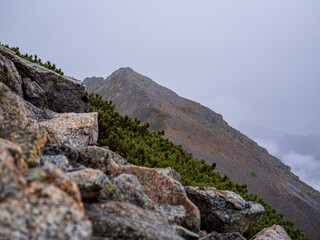 ガスに包まれた岩山