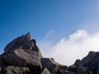 岩山の山頂と青空