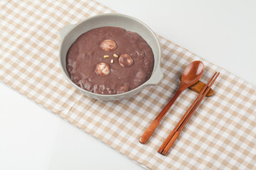 팥죽,겨울,겨울요리,계절,고해상,달콤함,동지,사람없음,새알,숟가락,스튜디오,실내,음식,죽,직물,컨셉,팥죽