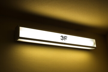 3階の電灯標識 Light sign on the 3rd floor