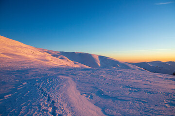 Fototapeta na wymiar Evening winter mountains.